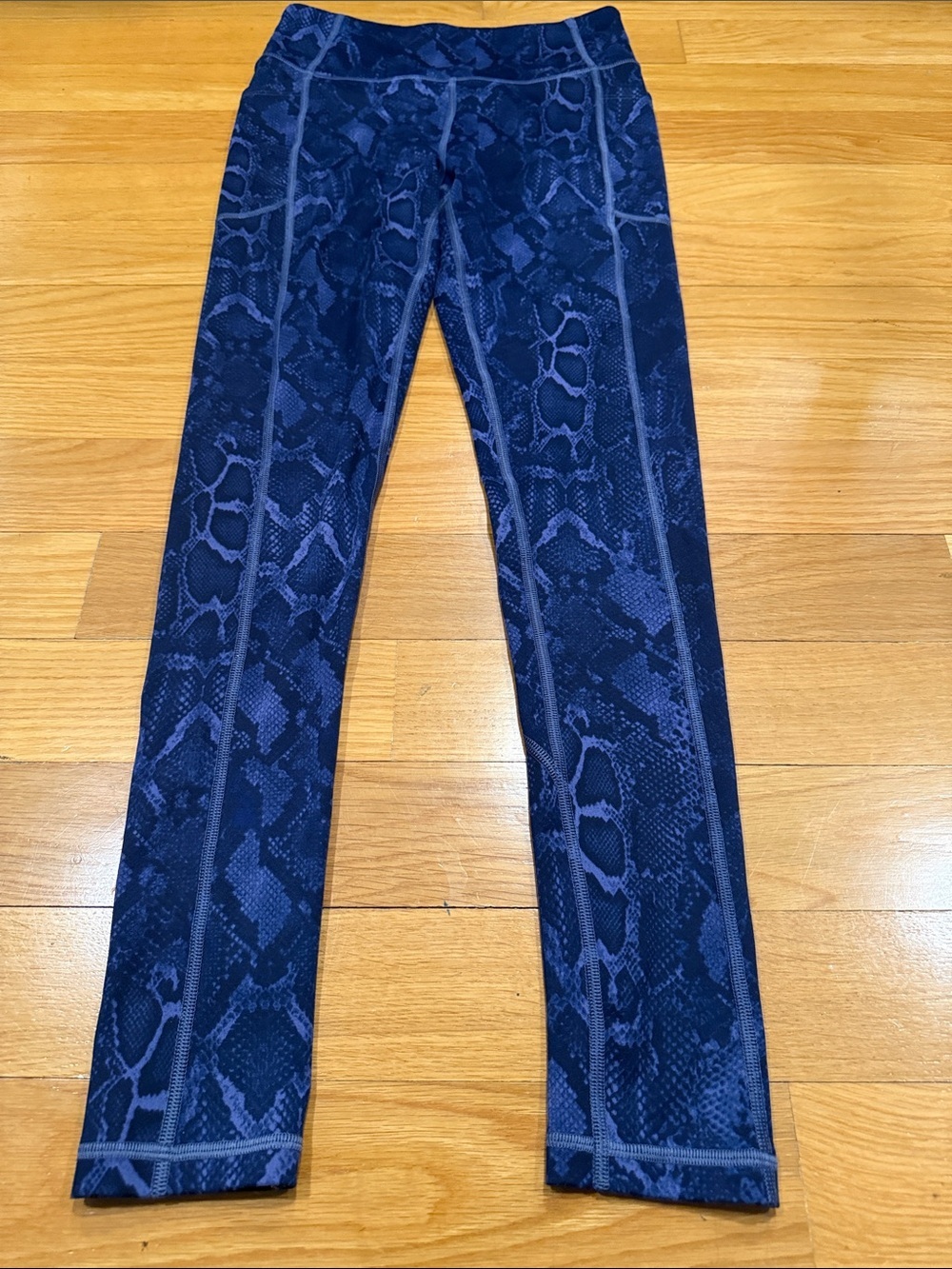 Victoria’s Secret flow on point snakeskin legging with side pockets size 8 .